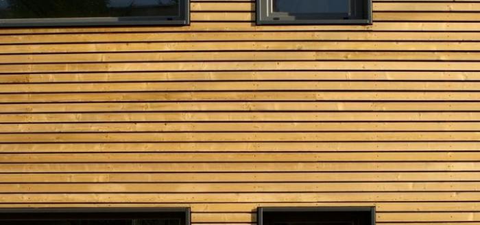 Como decorar uma casa de madeira do lado de fora: a escolha de materiais