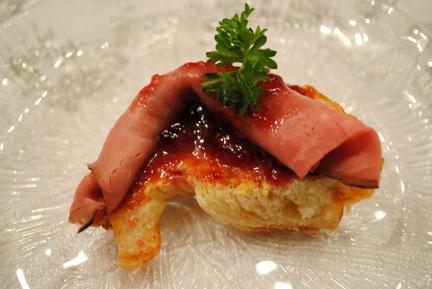 Sanduíches originais para uma mesa festiva com mostarda Dijon