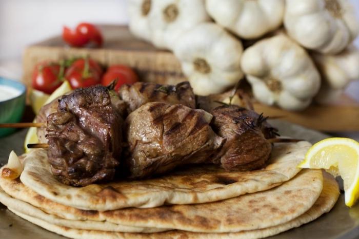 Segredos de carne deliciosa: como conservar cordeiro shish kebab