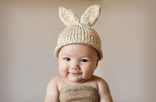 Nós tricotamos um chapéu de bebê com amor e cuidado