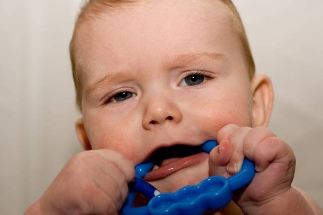 Quando, como e quais dentes são cortados primeiro no bebê?